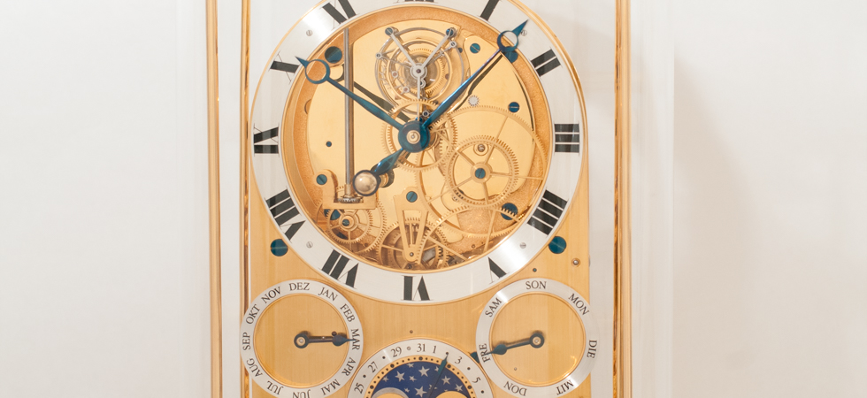 Horloge de table avec planétarium, calendrier perpétuel et tourbillon